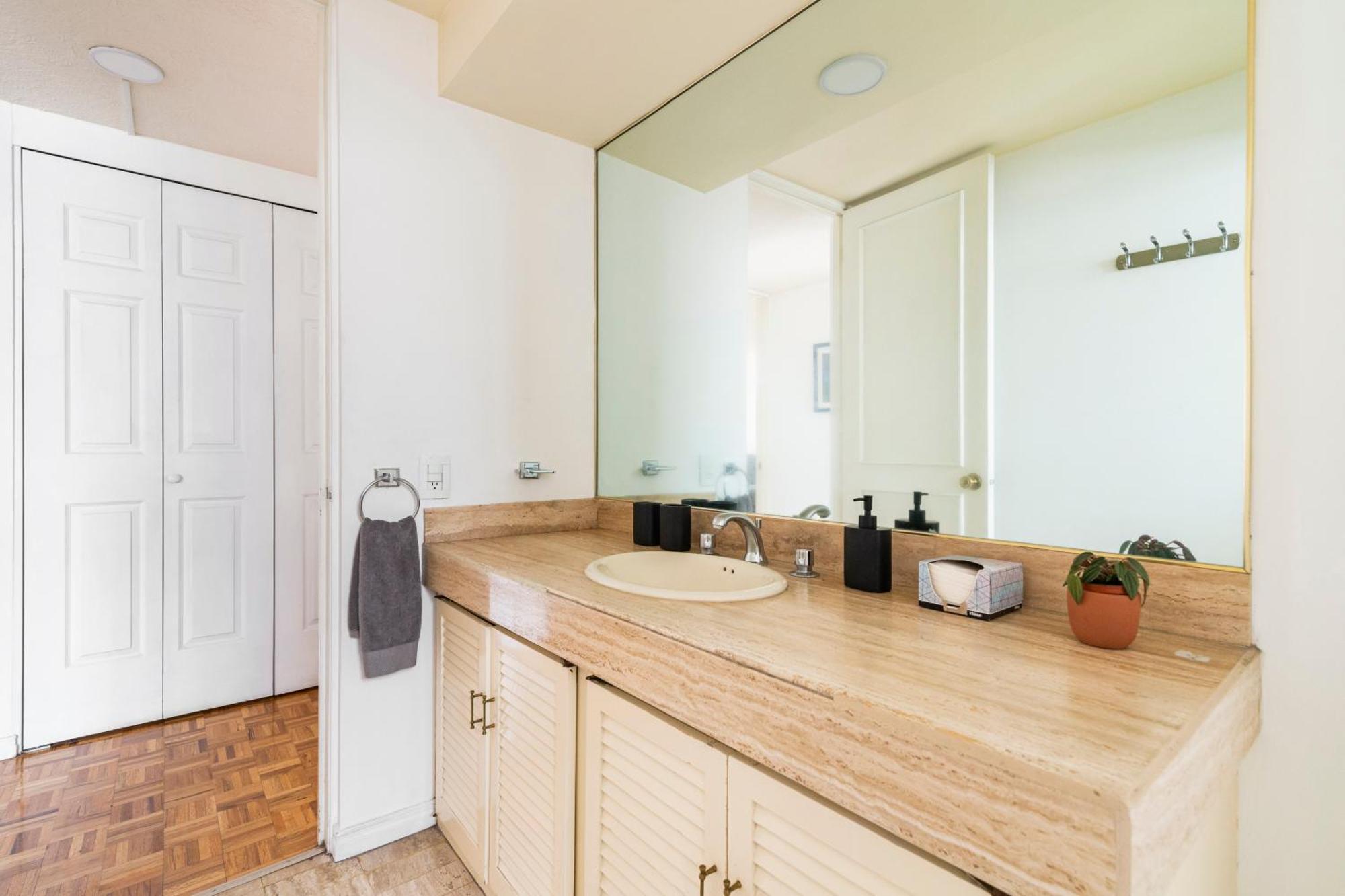 Apartment B602 - 2br - 2bth *